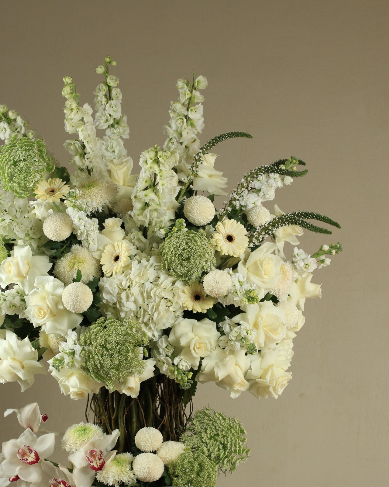 Arrangement white