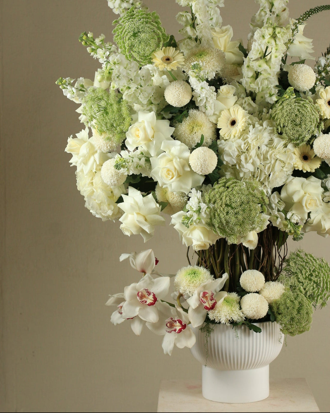 Arrangement white